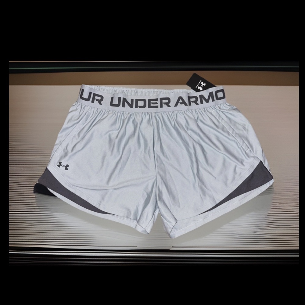 Under Armour Light Gray W/Black Trim Side Pockets Loose Fit Sports Shorts NWT
